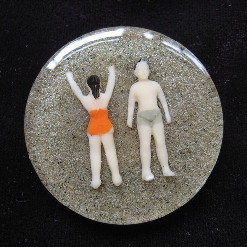 Très grande bague ajustable unisexe farniente sur la plage sur fond de sable en résine diamètre 40mm