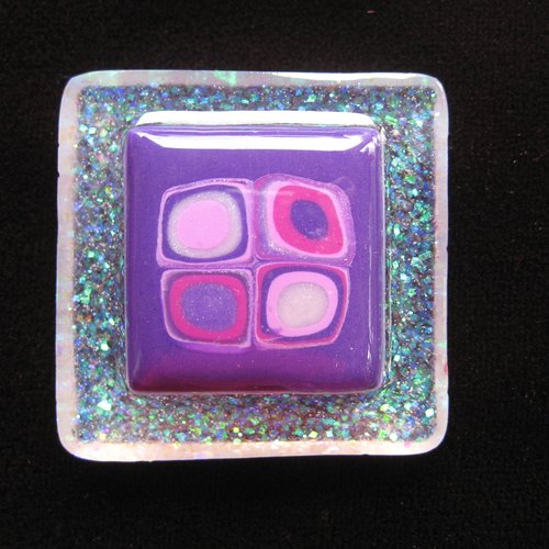 Très grande bague unisexe ajustable cabochon géométrique violet en fimo sur fond blanc nacré en résine taille 40mmx40mm