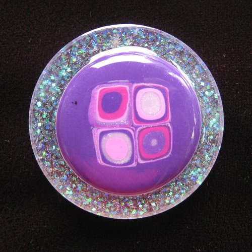 Très grande bague unisexe ajustable cabochon géométrique violet en fimo sur fond blanc nacré en résine diamètre 40mm