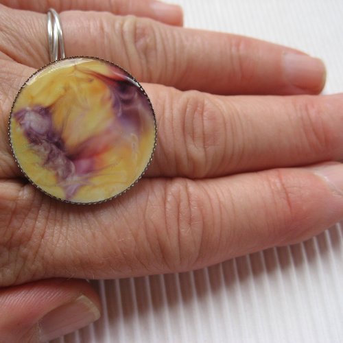 Petite bague ajustable unisexe motifs marbrés avec des encres sertie en résine diamètre 25mm