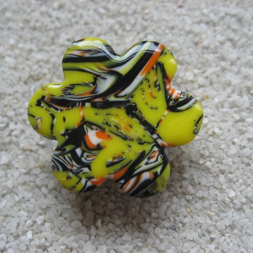 Bague unisexe anneau de doigt ajustable cabochon fleur multicolore sur fond jaune en fimo taille 30mmx30mm