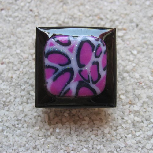 Bague carrée ajustable unisexe cabochon marbré fuchsia et blanc en fimo sur fond noir en résine taille 25mmx25mm