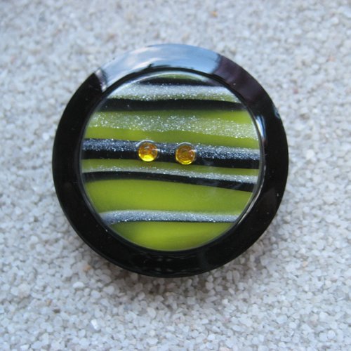 Très grande bague ajustable unisexe cabochon géométrique jaune en fimo sur fond noir en résine diamètre 40mm