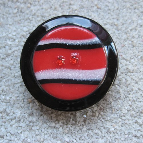 Très grande bague ajustable unisexe cabochon géométrique rouge en fimo sur fond noir en résine diamètre 40mm