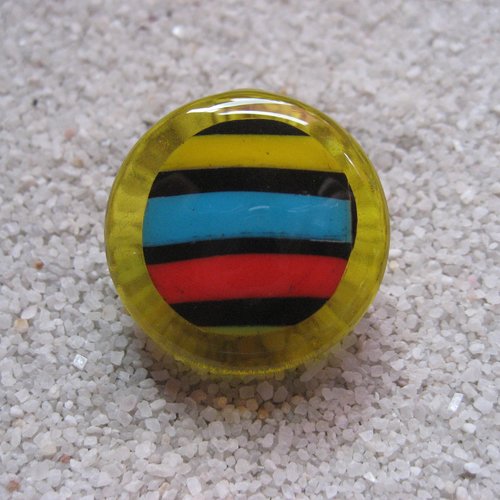 Promotion petite bague ronde ajustable unisexe cabochon rayures multicolores en fimo sur fond jaune en résine diamètre 25mm