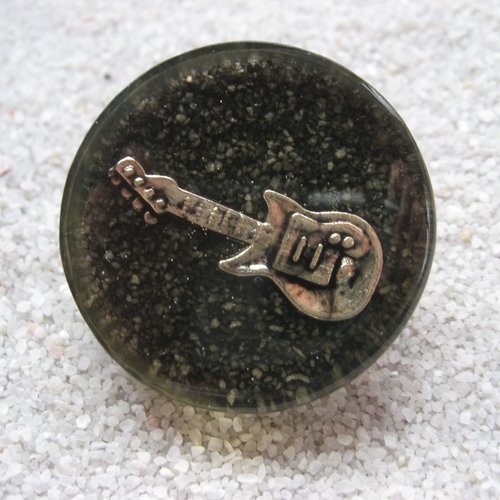 Promotion grande bague unisexe ajustable estampe guitare argentée sur fond noir en résine diamètre 35mm
