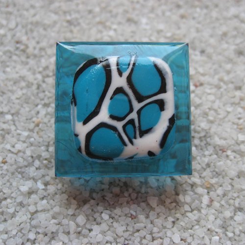 Bague carrée ajustable unisexe cabochon marbré turquoise et blanc en fimo sur fond bleu en résine taille 25mmx25mm