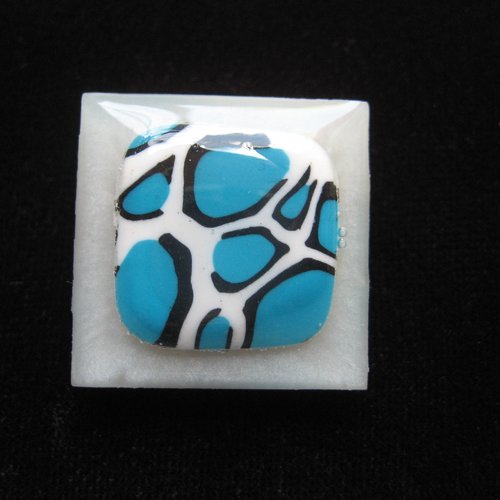 Bague carrée ajustable unisexe cabochon marbré turquoise et blanc en fimo sur fond blanc en résine taille 25mmx25mm