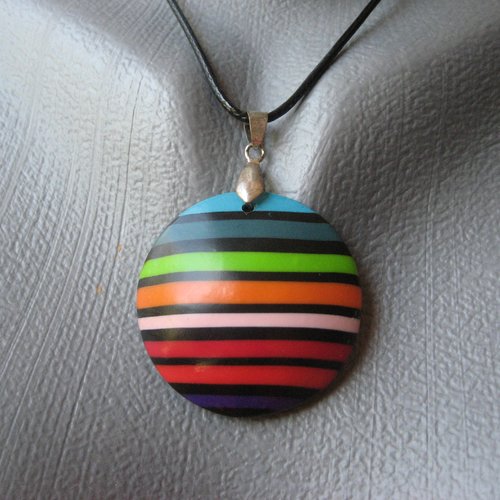 Pendentif unisexe cabochon motifs rayures multicolores sur fond noir en pâte polymère vernie diamètre 40mm
