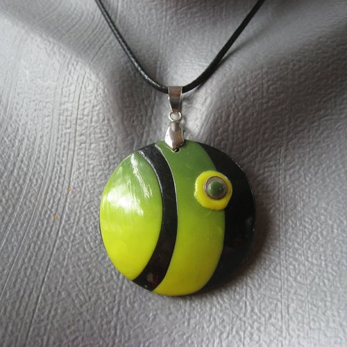 Pendentif unisexe graphique cabochon vert et noir en pâte polymère vernie diamètre 40mm