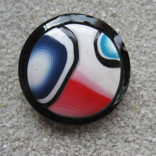 Grande bague ajustable unisexe cabochon multicolore en fimo sur fond noir en résine diamètre 35mm