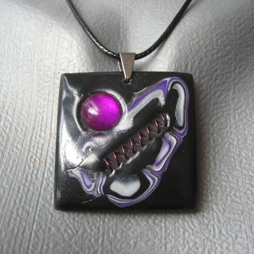 Promotion pendentif carré unisexe avec perle et ressort prunes sur fond noir en fimo monté sur un cordon noir taille 40mmx40mm