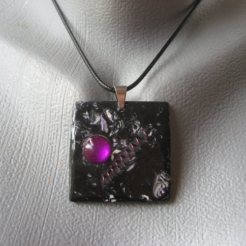 Promotion pendentif carré unisexe avec perle et ressort prune sur fond noir en fimo monté sur un cordon noir taille 40mmx40mm