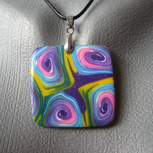 Promotion pendentif carré unisexe mosaïque multicolore en fimo monté sur un cordon noir taille 40mmx40mm