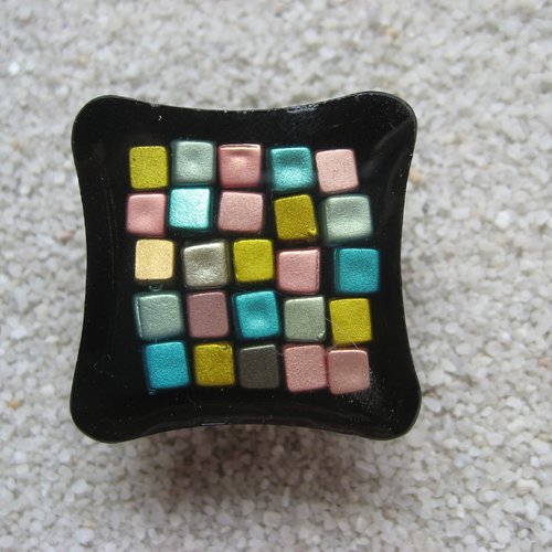 Promotion grande bague carrée unisexe ajustable cabochon mosaïque perles multicolores sur fond noir en résine taille 30mmx30mm