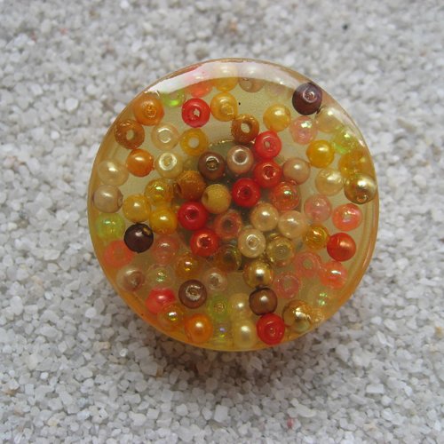 Bague ronde unisexe ajustable perles multicolores sur fond transparent en résine diamètre 28mm