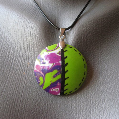 Pendentif unisexe cabochon vert et prune en fimo monté sur un cordon noir d'une longueur totale de 50cm diamètre 40mm