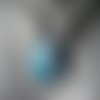 Pendentif unisexe cabochon camaïeu turquoise et bleu en fimo monté sur un cordon noir diamètre 40mm