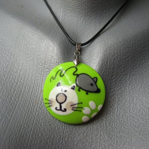 Pendentif unisexe cabochon chat et souris sur fond vert en fimo monté sur un cordon noir diamètre 40mm