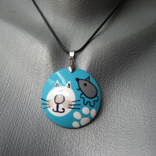 Pendentif unisexe cabochon chat et souris sur fond turquoise en fimo monté sur un cordon noir diamètre 40mm