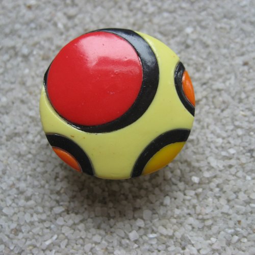 Bague unisexe anneau de doigt ajustable cabochon géométrique cercles rouge et orange sur fond jaune en fimo diamètre 30mm