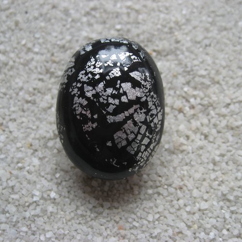 Bague ovale ajustable unisexe cabochon argenté sur fond noir en fimo taille 30mmx25mm