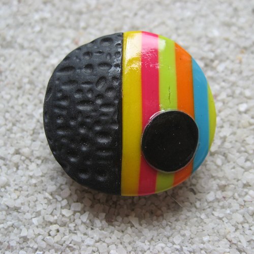 Bague unisexe ajustable cabochon géométrique rayures multicolores sur fond noir en fimo diamètre 30mm