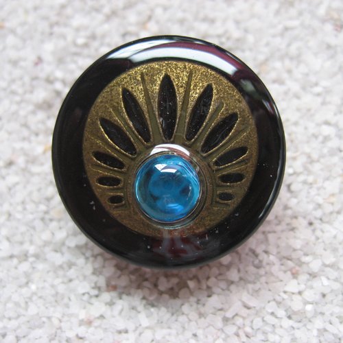 Bague ajustable unisexe estampe bronze et perle turquoise sur fond noir en résine diamètre 25mm