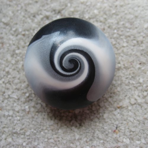 Bague anneau de doigt ajustable unisexe cabochon spirale noire et blanche en fimo diamètre 30mm