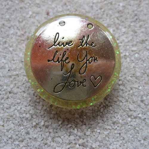 Grande bague ajustable cabochon argenté live the life you love sur fond beige nacré en résine diamètre 35mm