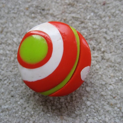 Grande bague ajustable unisexe cabochon géométrique blanc et vert sur fond orange en fimo diamètre 30mm