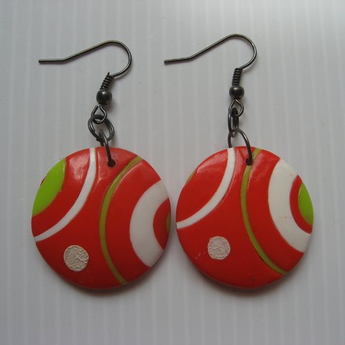 Boucles d'oreilles unisexes cabochon géométrique blanc et vert sur fond orange en fimo diamètre 30mm