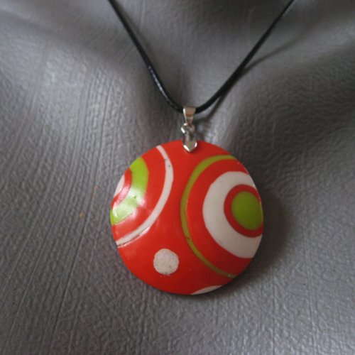 Pendentif unisexe cabochon géométrique blanc et vert sur fond orange en fimo diamètre 40mm
