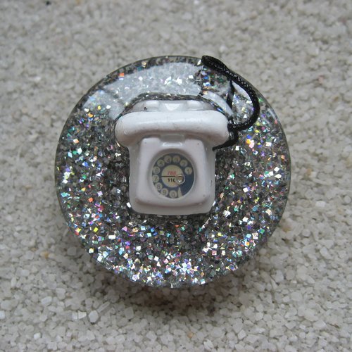 Grande bague ajustable unisexe téléphone blanc sur fond gris argenté en résine diamètre 35mm