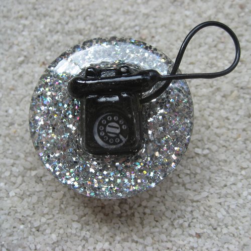 Grande bague ajustable unisexe téléphone noir sur fond gris argenté en résine diamètre 35mm