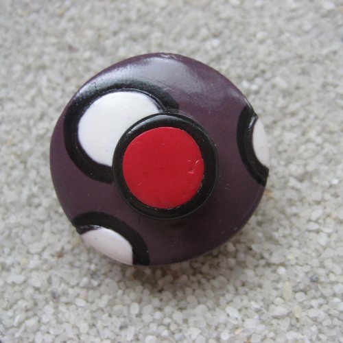 Bague ajustable unisexe cabochon motifs blanc et rouge sur fond prune en fimo diamètre 25mm