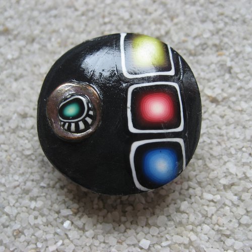 Bague unisexe ajustable cabochon géométrique motifs multicolores sur fond noir en fimo diamètre 30mm