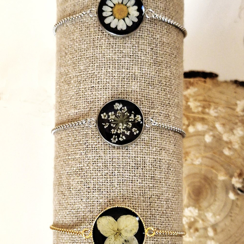 Bracelets avec cabochon fleuri et cordon réglable en acier inoxydable.