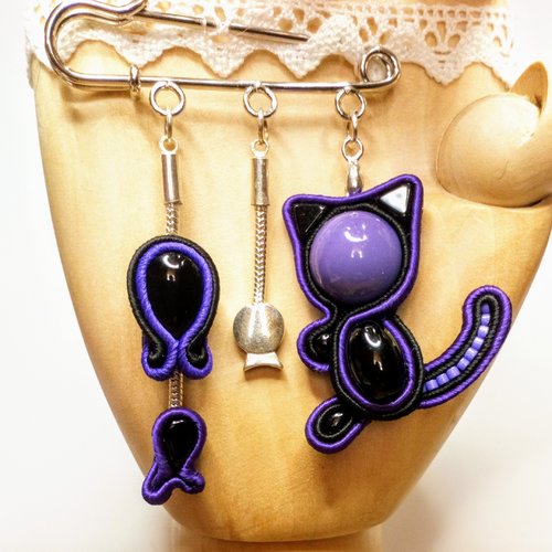 Broches épingle argentée avec pendentif chat et poissons en soutache violette et noire