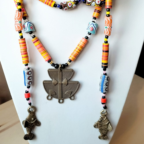 Incroyable collier ethnique vintage, lasso, lariat du ghana, perles krobo, pendentifs en bronze, plus de 2 mètres de long