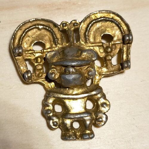 Chaman tayrona cacique pendentif appartient à la culture pré-colombienne de tayrona (colombie), plaqué doré. vintage
