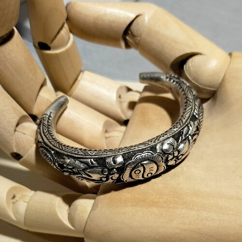 Bracelet jonc creux naissance. ethnique tribal chine. motifs dragons et yin yang