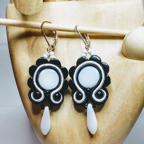 Boucles d'oreilles dormeuses argentées en soutache et perles de verre tchèque, noire et blanche, forme fleur.