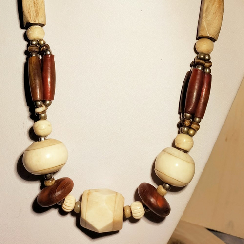Collier ethnique tribal, perles en bois, os ivoire et résine ambre.