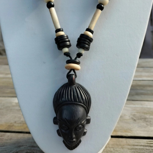 Collier ethnique avec perles en os et bois, pendentif masque africain vintage