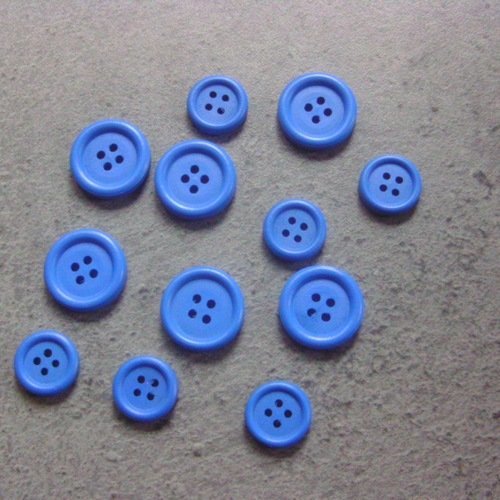 Lot  12 boutons bleus en bois