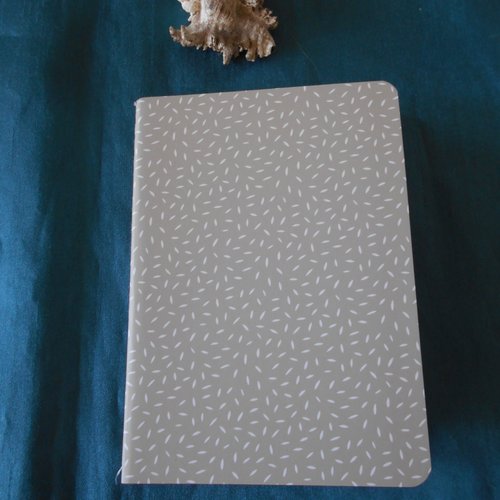 Carnet de notes fantaisie couverture avec motifs plumetis gris clair