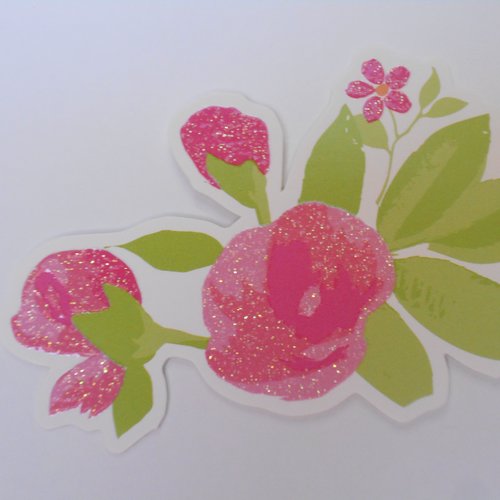 Découpe papier scrapbooking fleurs roses avec éléments pailletés