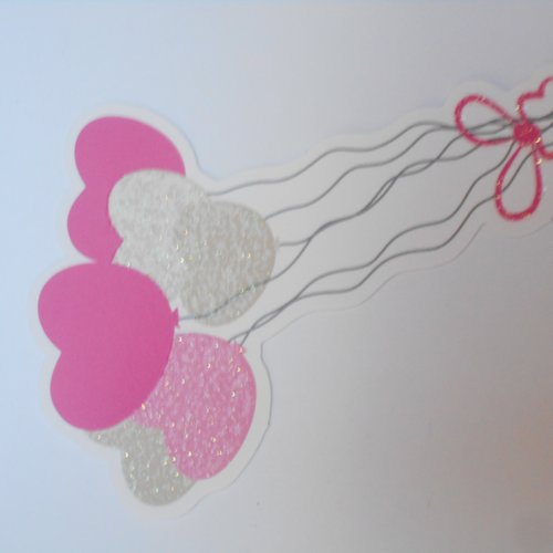 Découpe papier ballons en forme de coeurs pailletés