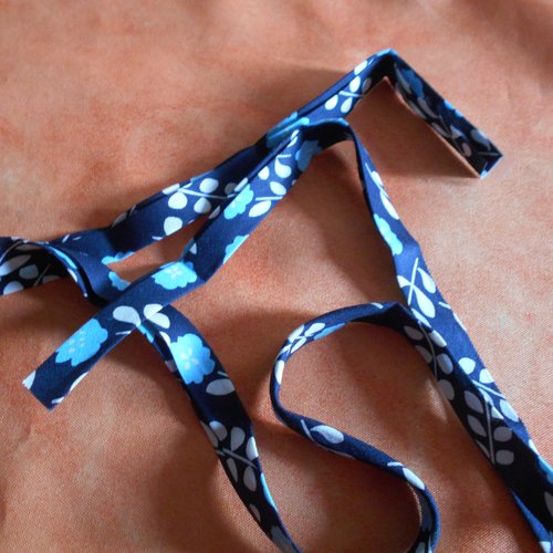 Biais en coton bleu marine et fleurs bleues